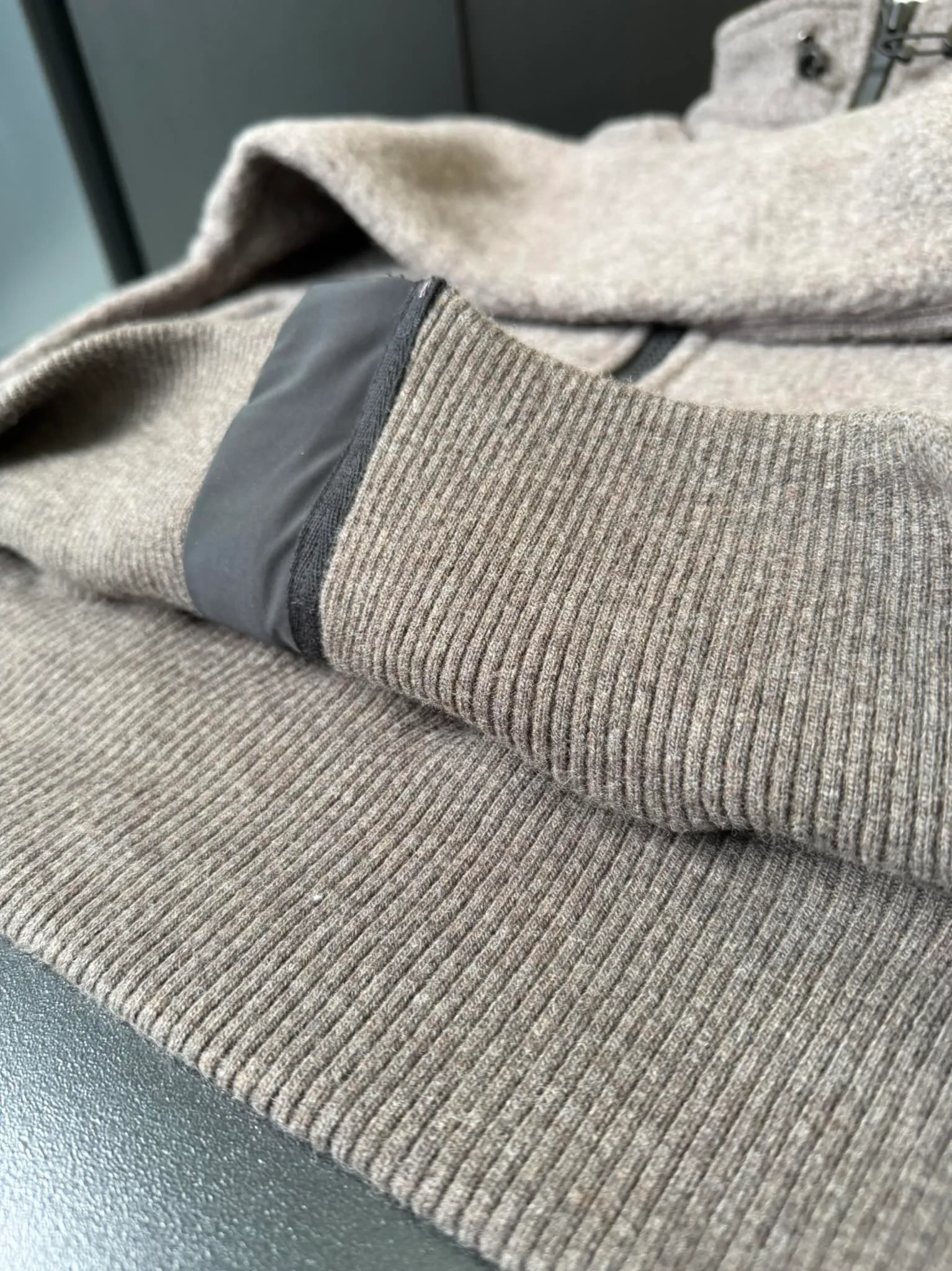 P660 Canada Goose Fleece Wool Hooded Jacket Fabric selection: Wool fleece fabric blended with wool as the main body and a very small amount of spandex and polyester fiber. Wool is a core natural ingredient that provides unparalleled temperature regulation, antibacterial and anti-odor properties and a skin-friendly feel. The feeding of a small amount of spandex gives the fabric a certain degree of four-way elasticity, making it non-restrictive during daily activities. As the basis of fleece's structure, polyester fiber enhances the fabric's durability, wrinkle resistance and quick-drying properties. It contributes to the loft of the fleece and provides functions such as trapping air.  Detail 1: The sleeves and hem are closed with 2×2 ribbing. Its strong elasticity can closely fit wrists and waists of different thicknesses, forming an effective 'seal' to prevent cold wind from blowing back. It can still maintain its original shape after repeated stretching and use, and is not easy to loose and deform. And the ribbed cuffs can convey a sense of design and enhance the visual beauty.  Detail 2: The combination of hood design and elastic buckle improves warmth and windproof performance when wearing. Accessories: Customized elastic drawstring, elastic buckle, custom zipper pendant, custom armband Size: S M L Color: black gray coffee rice pink